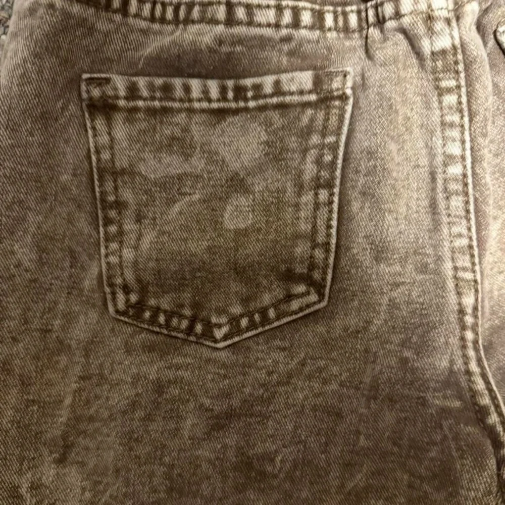 Y2K & Retro: Y2K Aesthetic Girl tan embroidered jeans